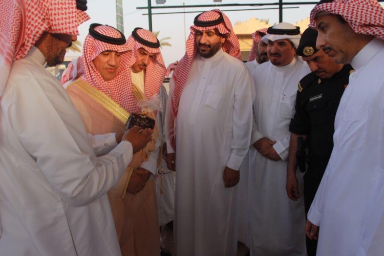 محافظ بقعاء يفتتح سوق الخضار الجديد