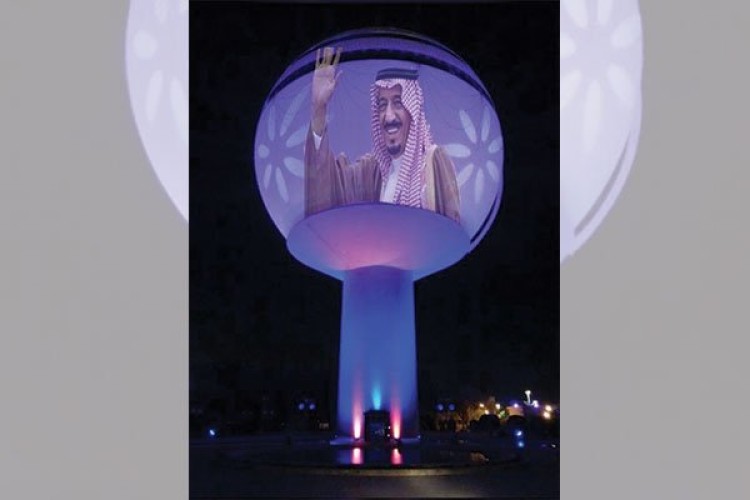 برج بريدة التاريخي يتزين بصورة خادم الحرمين الشريفين