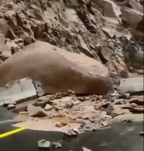 بالفيديو.. صخور ضخمة تقطع طريق “عقبة الشفا” بالطائف