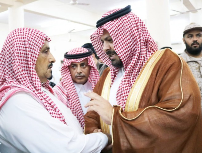 محافظ الداير يؤدي صلاة الميت على الشهيد سالم الحريصي