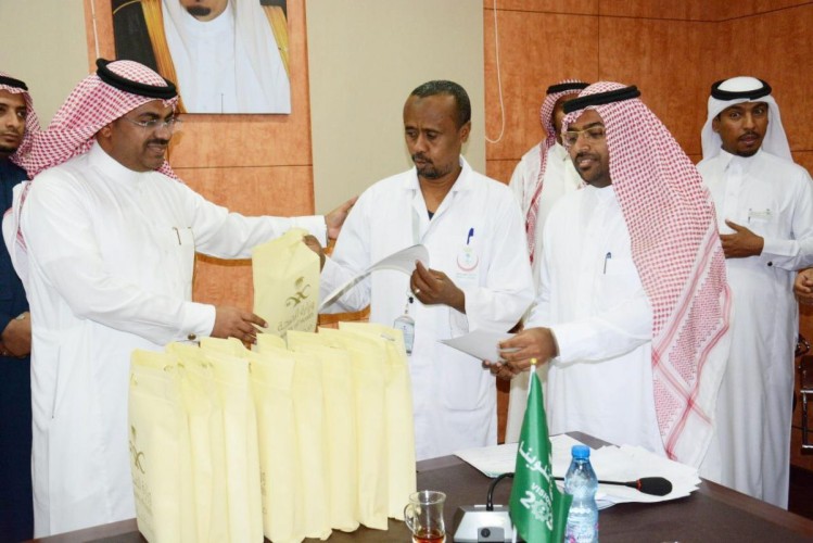 مدير صحة جازان يكرم مركزي الرعاية الأولية بالدرعية والمعبوج لتفعيلهم نظام المعلومات الصحية “HIS”