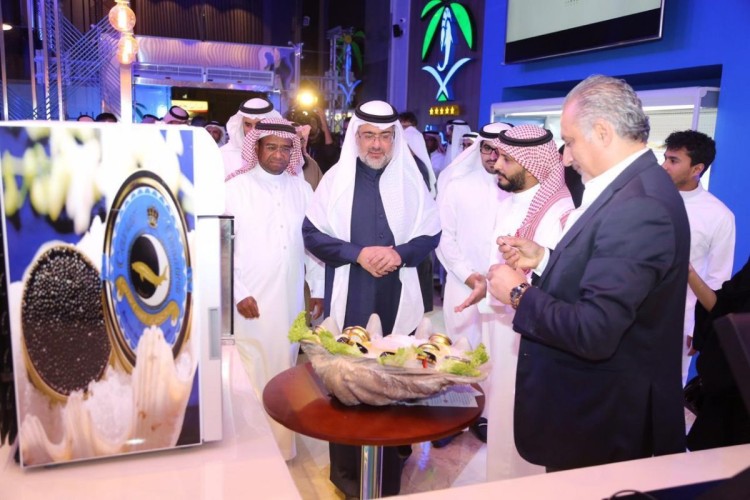 المهندس العيادة يدّشن معرض “سمك” الأول