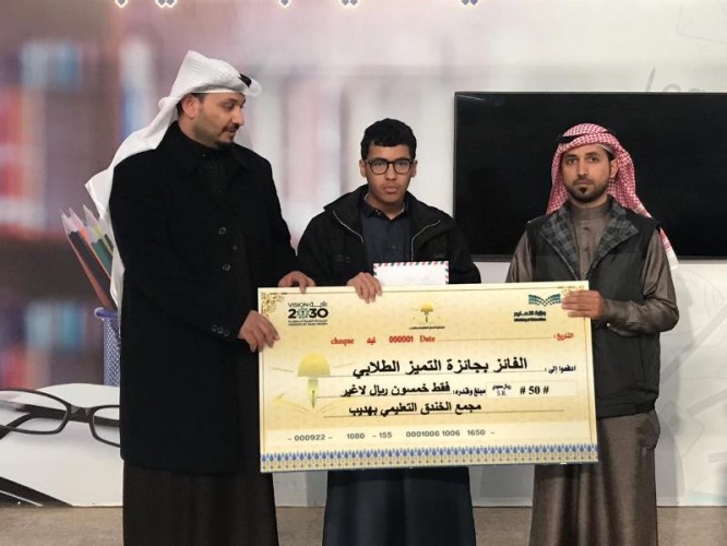 مجمع الخندق بهديب يكرم طلابه المميزين