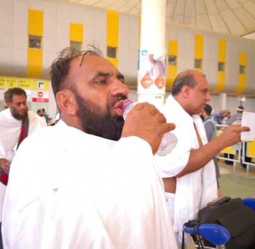 جمعية غيث الخيرية تنفرد وحيدة بسقيا الحجاج في صالة الحجاج بمطار الملك عبدالعزيز