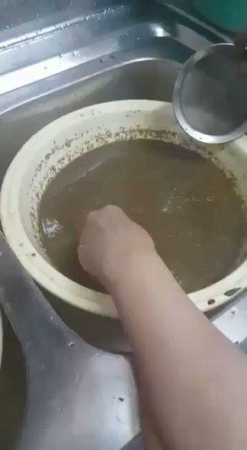 فيديو متداول.. مواطنة تعثر على مادة أشبه بـ”الأسمنت” في بهارات اشترتها من السوق