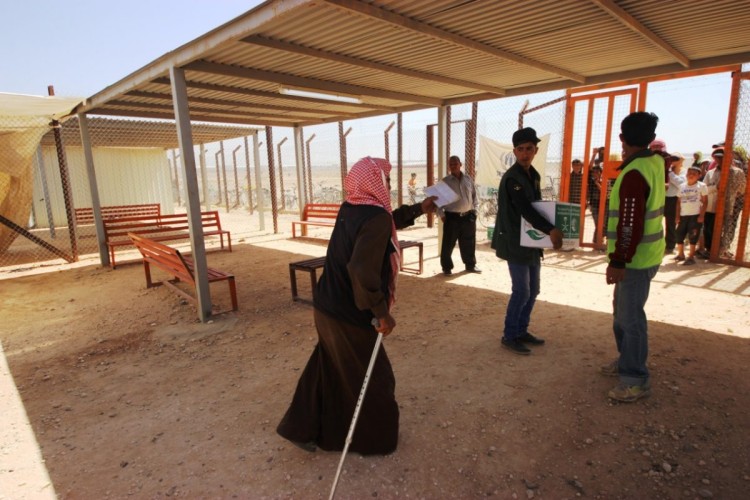 سلمان للإغاثة يختتم توزيع السلال الرمضانية داخل مخيمي الزعتري والازرق