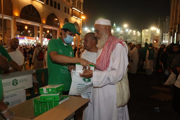 بتوجيه من أمير مكة .. توزيع وجبات السحور على ضيوف الرحمن طيلة العشر الأواخر