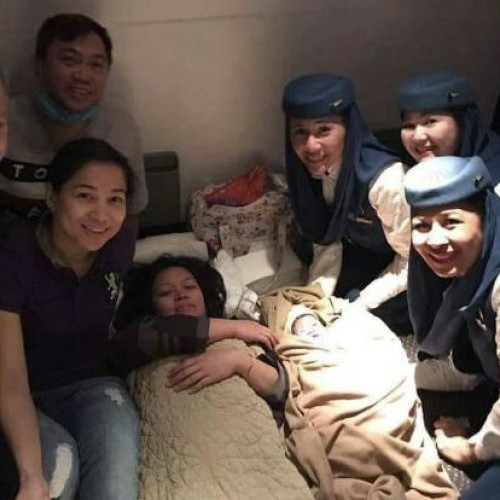 “ولادة” نادرة فوق السحاب على متن الخطوط الجوية السعودية .. وأول تعليق من الأم !