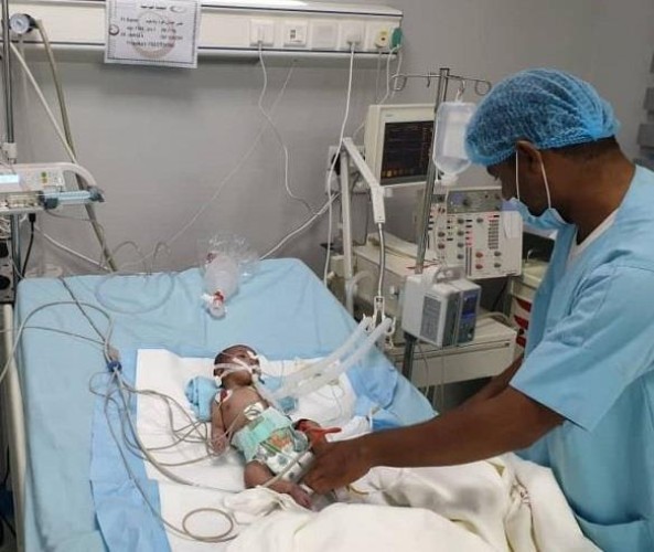 “سلمان للإغاثة” ينقذ حياة رضيعة يمنية رُزقت أسرتها بها بعد انتظار 10 سنوات.. ووالدها يروي التفاصيل