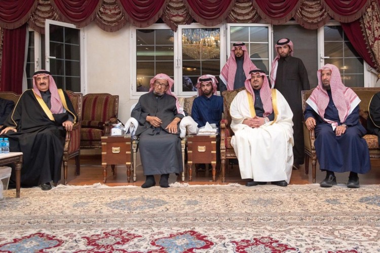 الأمير محمد بن عبدالرحمن يقدم العزاء لأسرة الشثري