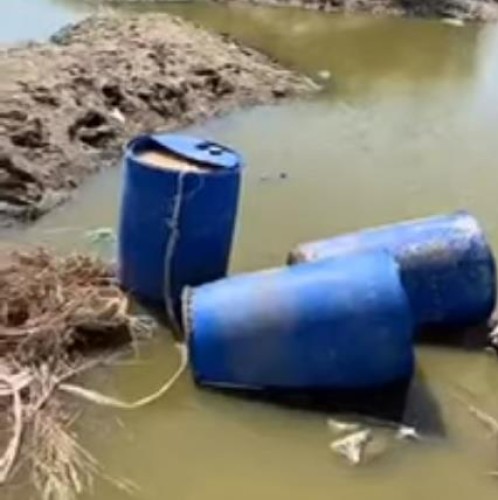 فيديو.. مداهمة وكر لتصنيع الخمور داخل مستنقع لتجمع مياه السيول في جدة