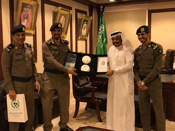 محافظ بيش يدشن حملة “كاشف الدخان لك أمان “