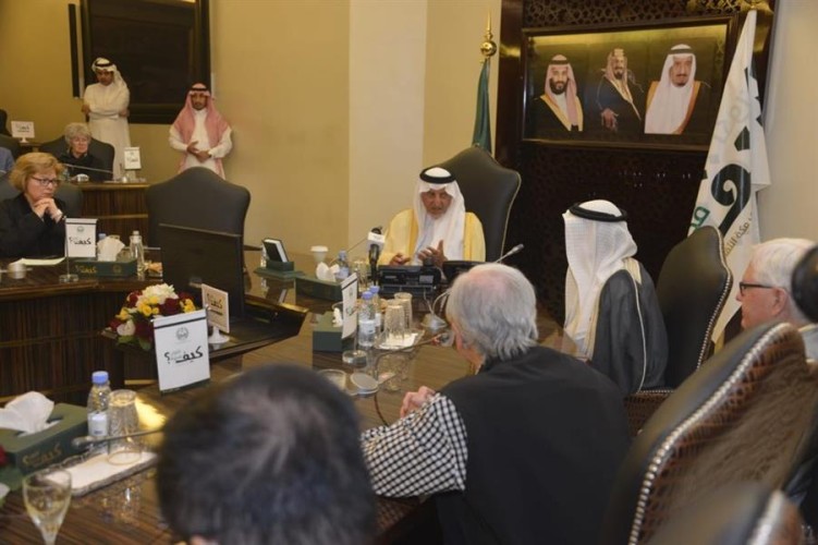 خالد الفيصل يخاطب وفداً دولياً باللغة العربية رغم تمكنه من الإنجليزية (فيديو)