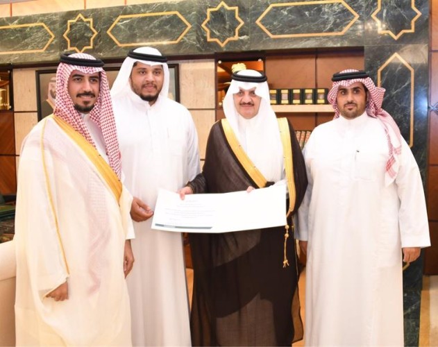 سائق حافلة ينشر مقطعاً لعثوره على طالب نائم داخل حافلة مدرسية.. وأمير الشرقية يكرّمه