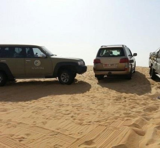 حرس الحدود ينقذ حياة إماراتيين تعطلت سيارتهما في الربع الخالي