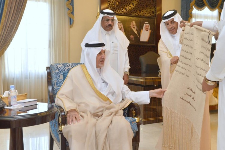 مواطنة تهدي الأمير خالد الفيصل قطعة قماش غالية.. وهكذا جاء رده