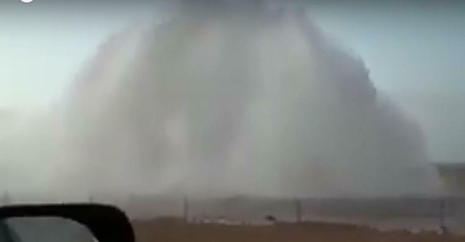 شاهد.. انفجار المياه من خط مياه القصيم بعد تعرضه للكسر.. و”المياه” تطمئن: لا تأثير على الإمدادات