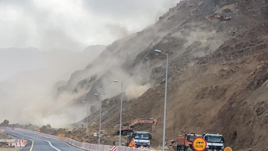 “نقل عسير” يواصل أعمال صيانة عقبة ضلع ويفجر الصخور المعرضة للسقوط