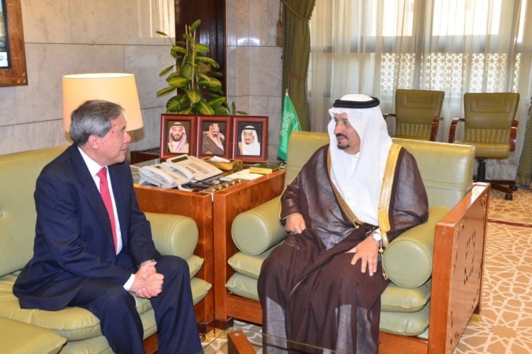 سمو الأمير فيصل بن بندر يستقبل سفير جمهورية سنغافورة لدى المملكة