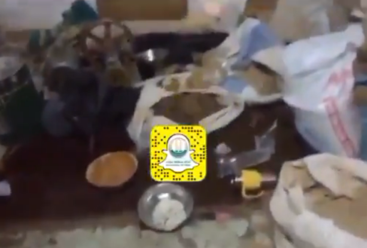ضبط منزلين استخدمتهما عمالة وافدة لتصنيع مادة التنباك في تبوك (فيديو)