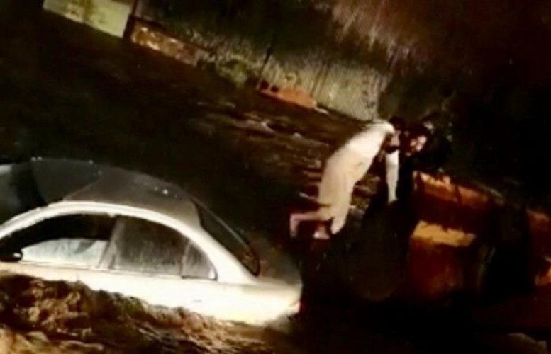 مقيم ينقذ مواطناً بواسطة “شيول” من وسط السيول في سبت العلاية