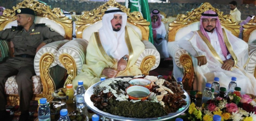 محافظ الحائط يعايد الاهالي بمناسبة عيد الفطر المبارك