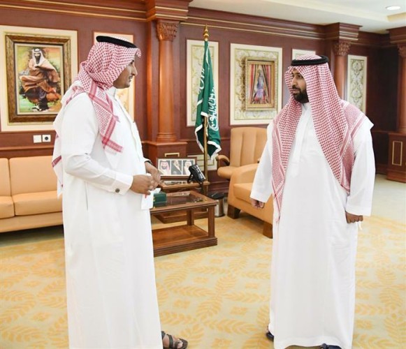 بالصور.. نائب أمير جازان يكرّم المواطن الذي قفز في أحد الأودية لإنقاذ طفل بالعارضة