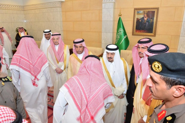 الأمير فيصل بن بندر يستقبل منسوبي إمارة منطقة الرياض
