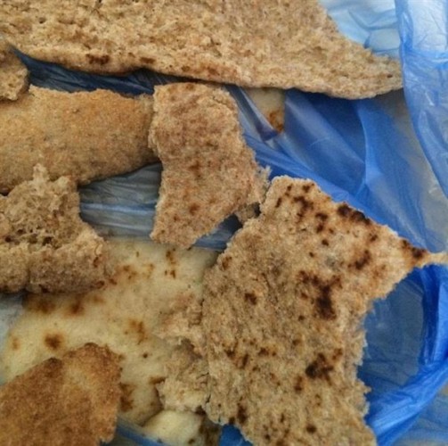 إصابة مواطن بجروح في فمه جراء تناوله خبزا به زجاج.. وبلدية الشرائع تغلق المخبز