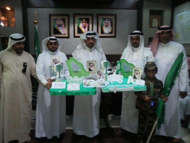 قائد ومشرفي وطلاب مدرسة ابوبكر الصديق الابتدائيه ..