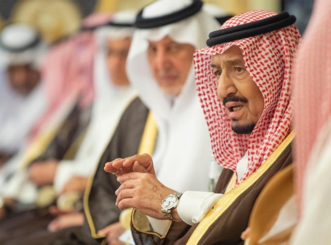 بالصور.. خادم الحرمين يستقبل الأمراء والعلماء وجمعاً من المواطنين