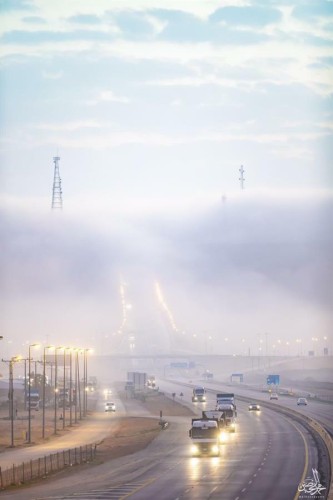 صور مثيرة تظهر «طلعة الغاط» مغطاة بالضباب