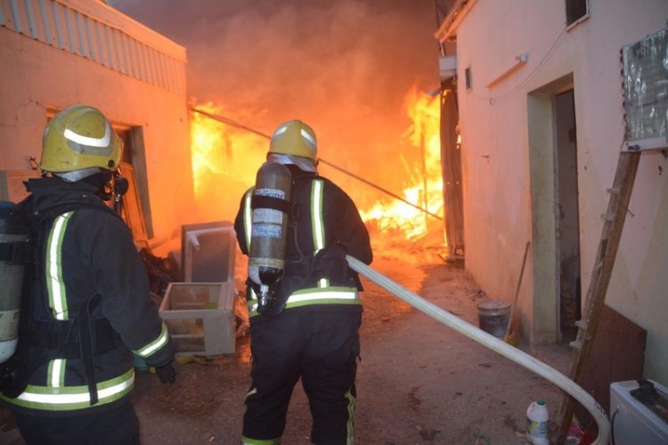 الجوف.. «مدني سكاكا» يسيطر على حريق ضخم بأحد المصانع