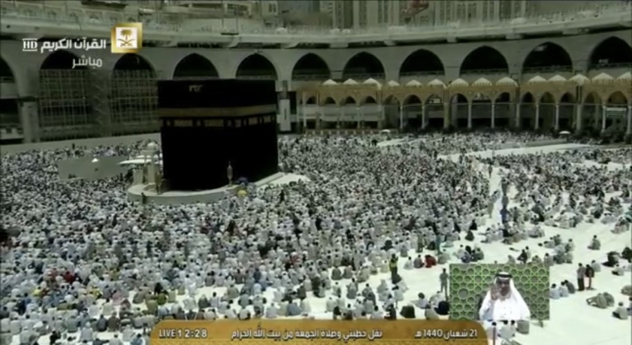 “الشريم”في خطبة الجمعة: ما أقبح الإرهاب بدأ بصاحبه فقتله وهتك شرع الله وأمن المجتمع (فيديو)