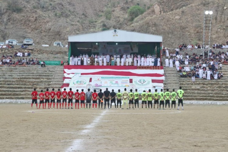 بالصور.. ملعب كرة قدم منحوت من الصخر الأول على مستوى العالم في جبال الحشر