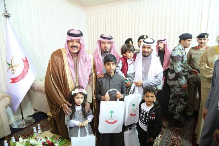 أمير منطقة حائل يستقبل عددًا من ذوي شهداء الواجب