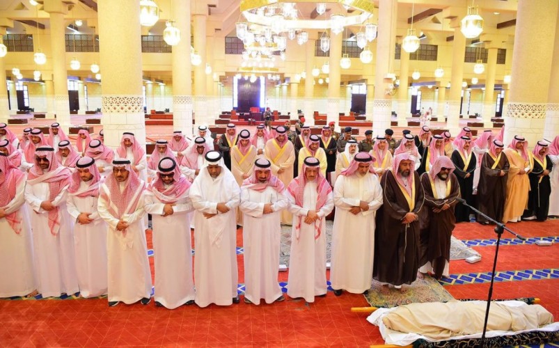 سمو أمير منطقة الرياض يؤدي صلاة الميت على الأمير محمد بن متعب بن عبدالله – رحمه الله –
