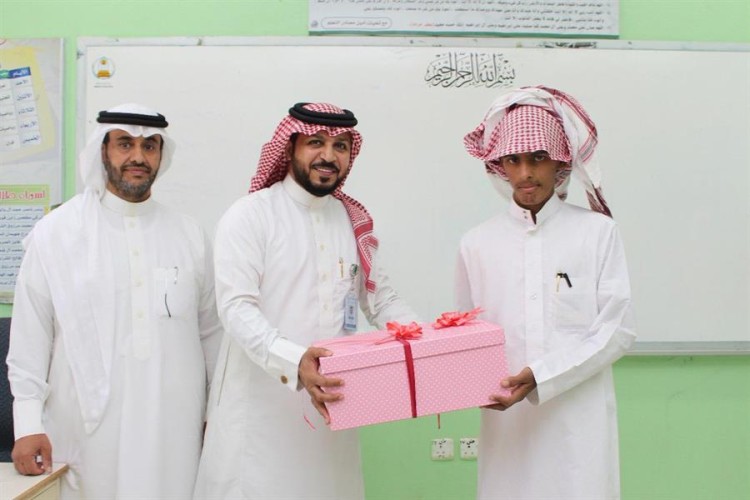تغريدة ثانوية بوادي الدواسر تدفع مدير التعليم لزيارة المدرسة وتكريم أحد الطلاب (صور)