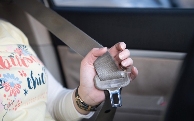 مسؤول بـ”الداخلية” يكشف قيمة مخالفتي “حزام الأمان” و”استخدام الجوال” على الطرق الخارجية (فيديو)