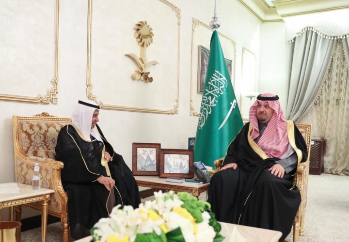 أمير الحدود الشمالية يستقبل مدير مكتب المؤسسة العامة للتأمينات الاجتماعية بالمنطقة