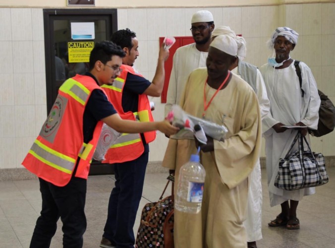 الهلال الأحمر السعودي يستقبل الحجاج بالورود والهدايا في ميناء جدة الإسلامي