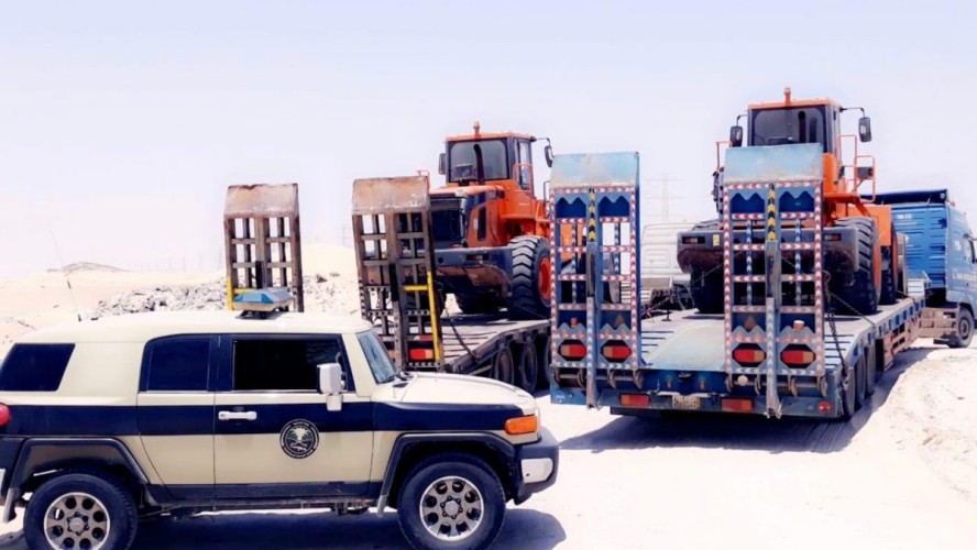 ضبط مخالفين لــ “قيامهم بتجريف الأراضي ونهل الرمال بالمنطقة الشرقية