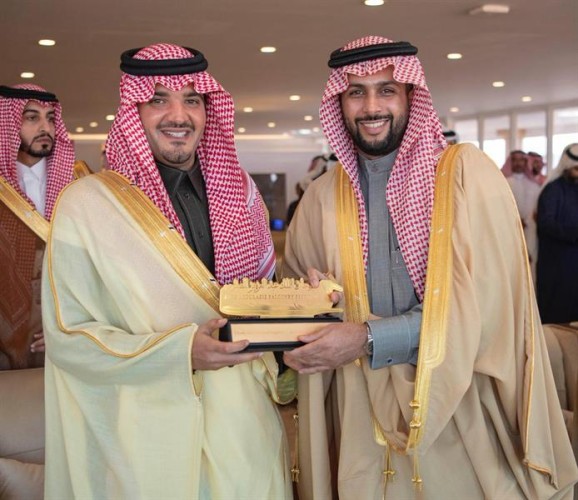 بالصور.. وزير الداخلية يرعى ختام مهرجان الملك عبدالعزيز للصقور ويسلم الفائزين الكؤوس