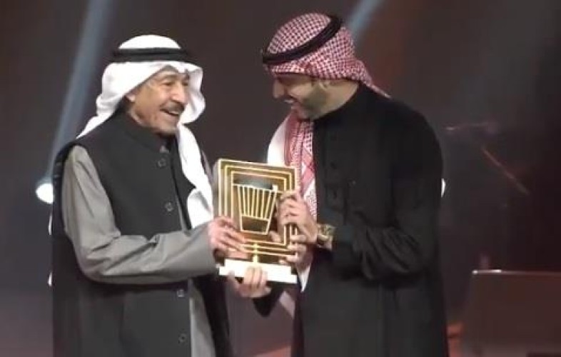 هكذا تفاعل الفنان عبدالكريم عبدالقادر مع تكريمه بمسرح مرايا في العلا (فيديو)