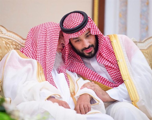 صورة لافتة لولي العهد وسماحة المفتي.. حديث هامس في قصر منى