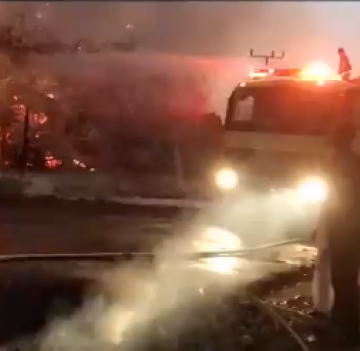 المدينة.. صاعقة تضرب مزرعة بوادي الفرع وتحرقها بالكامل (فيديو)