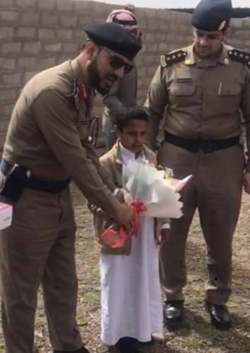 مدير الدفاع المدني بحائل يهنيئ والد طفل”الدغيبجة” على سلامته