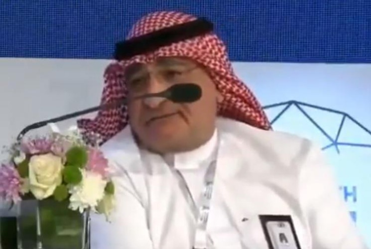 أمين جدة يهاجم المقاولين: “قدام بيتي حفرة مسفلتة بتراب مرشوش بزيت”