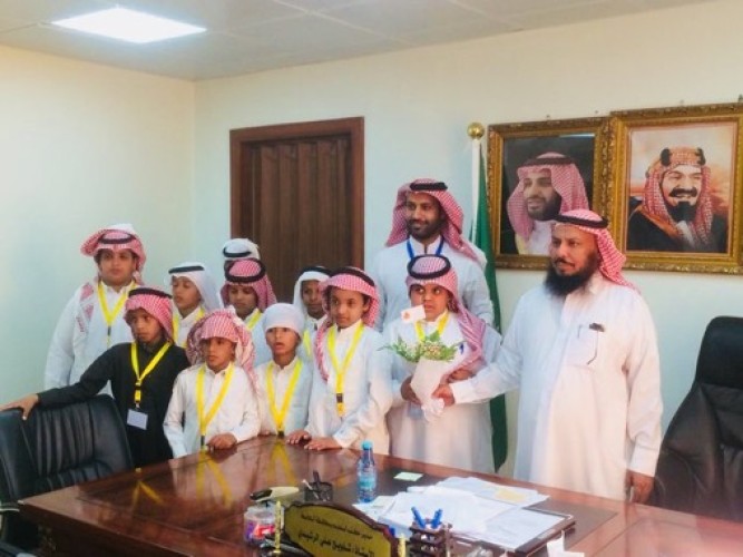 طلاب مدرسة معاذ بن جبل الإبتدائية في زيارة لمكتب تعليم الحائط