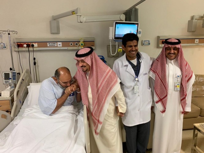 أمير الرياض يطمئن على صحة بن عبدالواحد بعد العارض الصحي الذي تعرض له مؤخراً